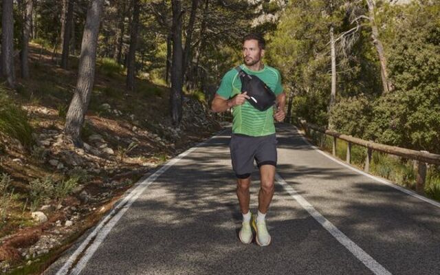 Man running with Quadra QX15 Cross Body Bag 